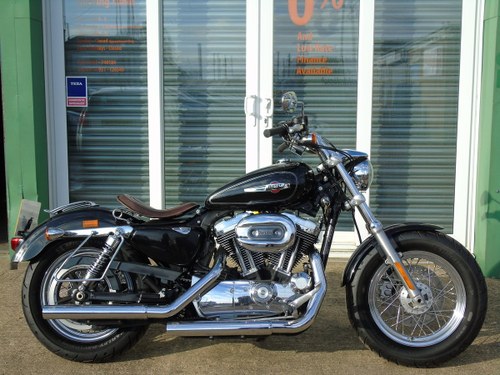 2012 Harley-Davidson XL 1200 C Custom Sportster Only 2950 Miles In vendita