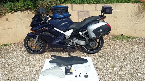 2001 HONDA VFR 800 VTEC WITH LUGGAGE AND GEL SEAT In vendita