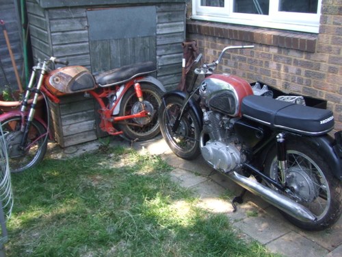 1964 Job-lot Honda CB72 parts, enough to build 2+ bikes In vendita