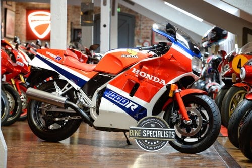 1985 Honda VF1000RE Signed by John Mcguinness and Jim Redman For Sale