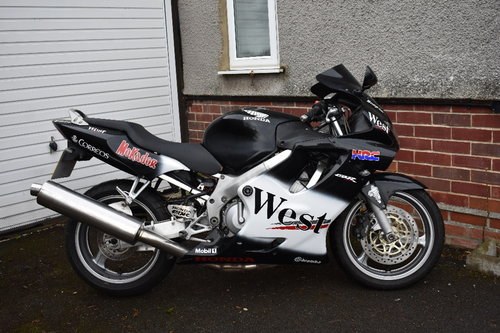 Lot 1 - A 2000 Honda CBR600F - 02/05/18 For Sale by Auction