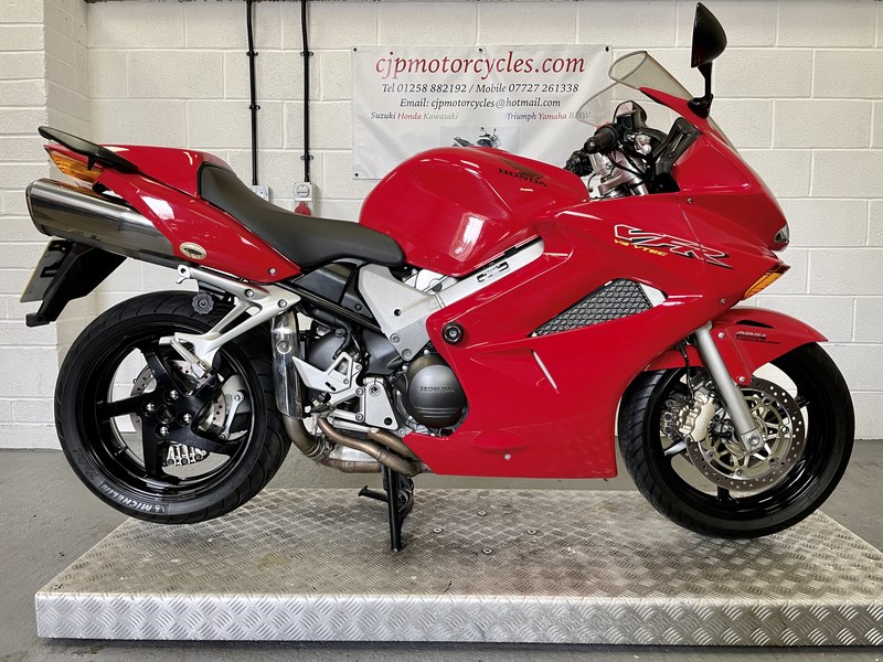 HONDA VFR800-A3, 2004/54, 7404 MILES