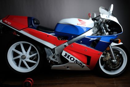 Picture of 1990 Honda RC30 with just 700 miles