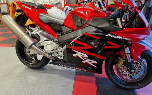 2002 Honda Fireblade 954 - 3050 miles from NEW (picture 1 of 18)