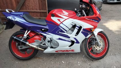 CBR  600F RED AND WHITE LOOKING SMART FOR A 29 YEAR OLD