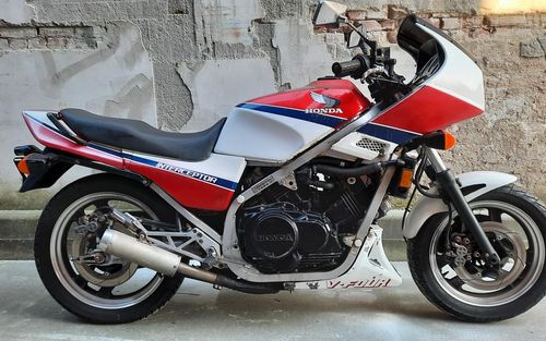 1985 Honda VF 700 (picture 1 of 30)