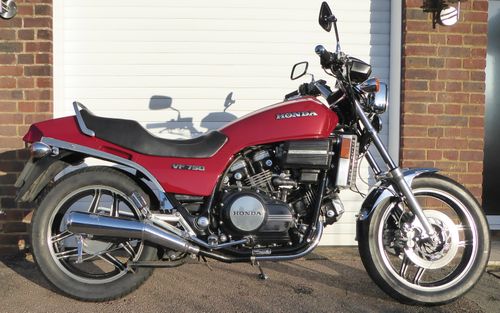 Honda VF750 (picture 1 of 10)