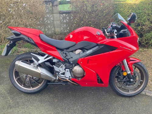 Stunning 2018 Honda VFR800 FH in Racing red En Venta