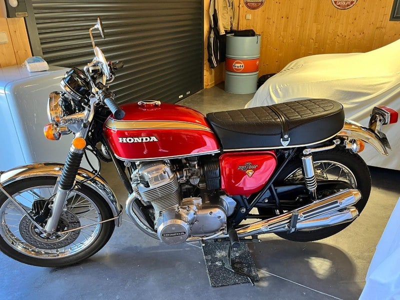 1975 Honda CB 750 Red Manual, speed in Sarlat-la-Canéda, France