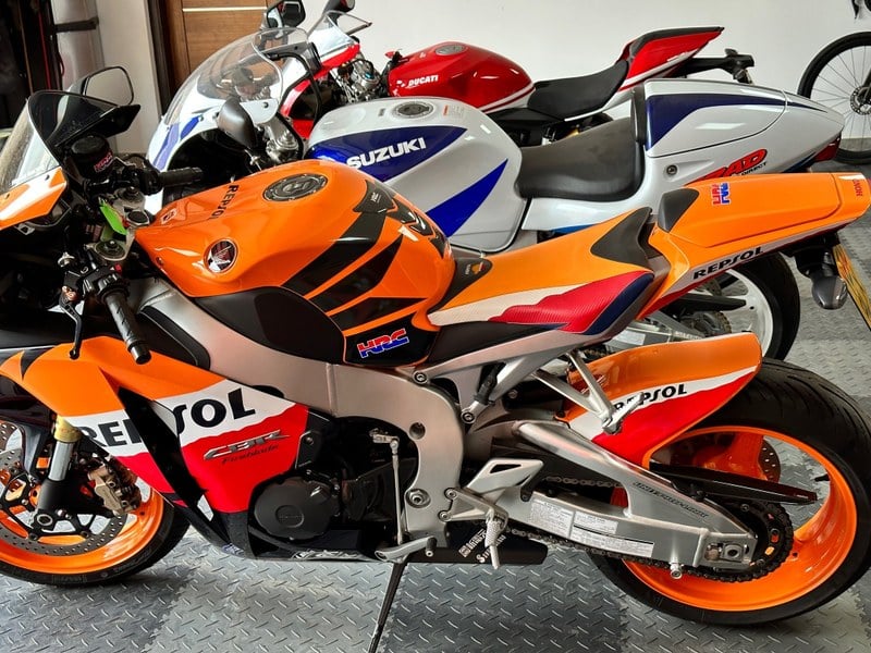 2010 Honda CBR 1000RR Fireblade - 1 2010 Honda CBR 1000RR Fireblade - 1