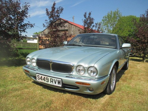 1998 Superb rustfree XJ8 low mileage Seafrost Silver For Sale