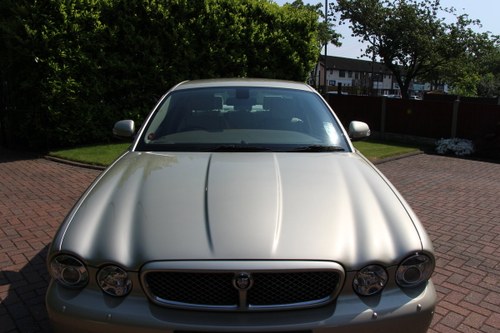 2008 A Magnificent Gold Jaguar XJ  - dream car ! In vendita