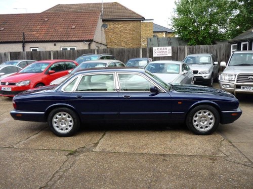 2000 JAGUAR XJ 4.0 V8 SALOON  ONLY 30,000 MILES FROM NEW  For Sale
