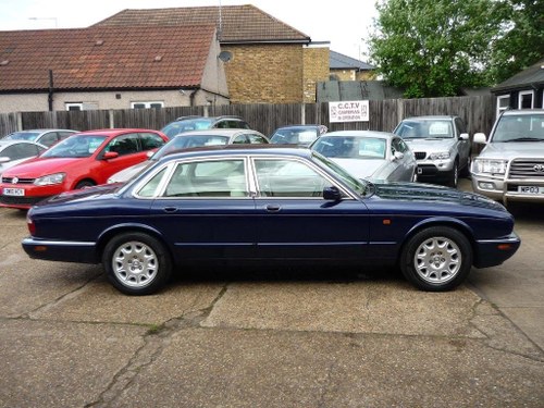 2000 JAGUAR XJ 4.0 V8 SALOON  ONLY 30,000 MILES FROM NEW  In vendita