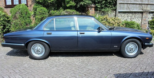 1989 Jaguar XJ12 Sovereign Blue In vendita