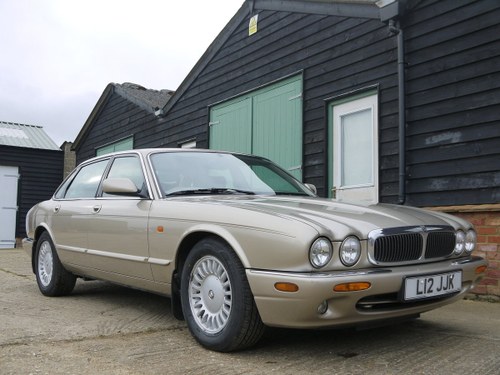 1998 JAGUAR XJ8 SALOON - 77K MILES AND OUTSTANDING CONDITION !! SOLD
