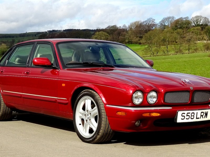ELEGANT JAGUAR XJR CLASSIC BRITISH CAR BEAUTY AND POWER