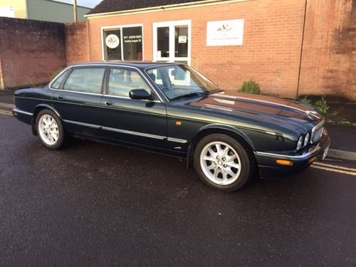 Lot 27 - A 1999 Jaguar XJ8 - 05/11/17 For Sale by Auction