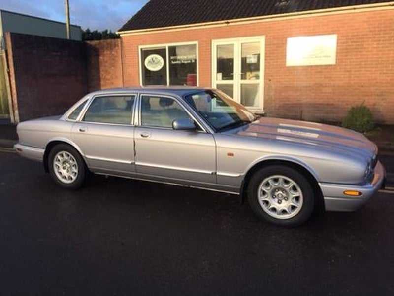 Lot 28 - A 2001 Jaguar XJ8 - 05/11/17