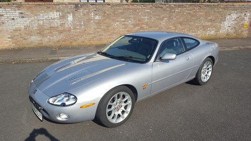2001 Jaguar 4.0 L XKR in SILVER with Grey leather. In vendita