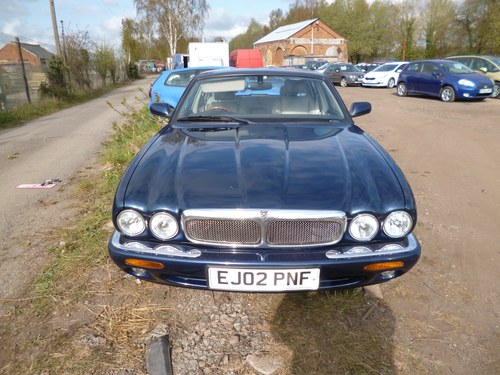 2002 XJ 8 SALOON IN BLUE WITH MOT TILL SEPT DRIVERS REALLY WELL For Sale