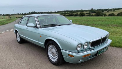 Jaguar 3.2  XJ8 - rare colour - requires some attention
