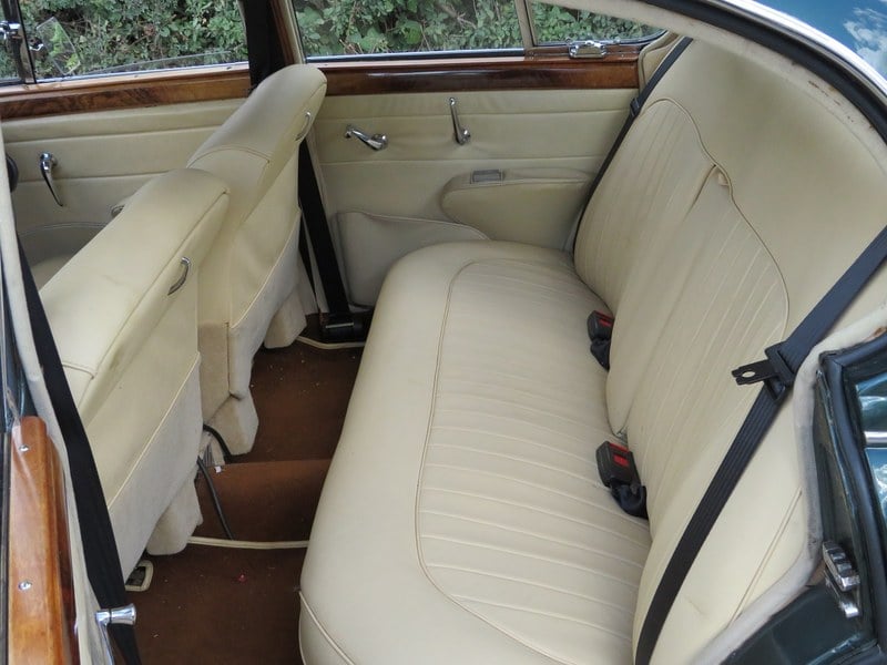 1965 Jaguar MK2 - 7