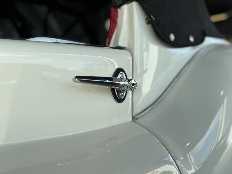 1952 Jaguar XK120 DHC