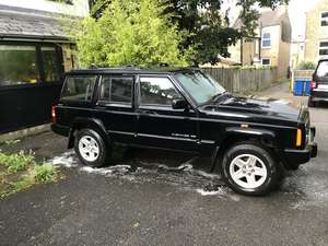 2001 Classic black Cherokee Jeep 4L low mileage 71,814. For Sale (picture 1 of 12)