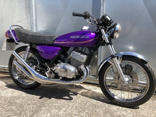 1977 KAWASAKI KH 400 TRIPLE STAGGERING UNFINISHED BIKE WITH V5 Te koop