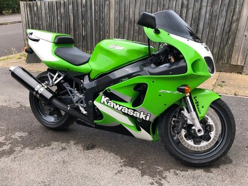 2000 Kawasaki ZX7R (Like New)