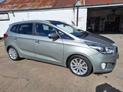 2013 7 SEAT KIA CARENS 1700cc DIESEL 6 SPEED MAN 180K SOUND DRIVE A vendre