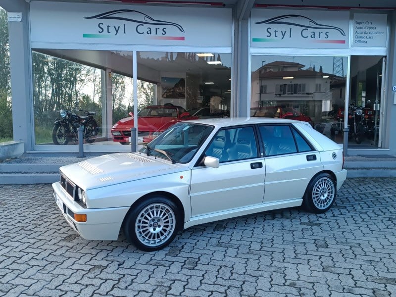 Delta White бейне Delta White бейне