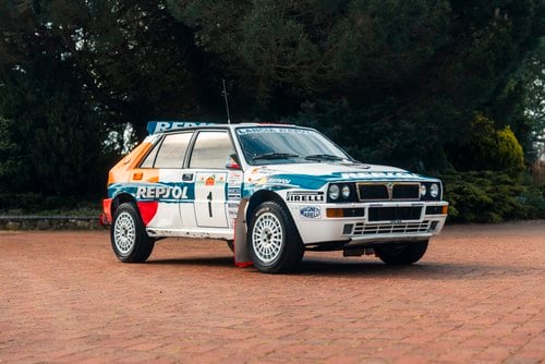 Лесбиянки өте дымқыл және зорлықпен қарайды Ол трахается және күйеуі қарап отыр