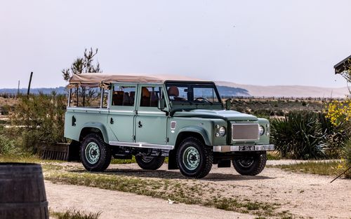 Land Rover Defender 110 Green Heritage (picture 1 of 10)