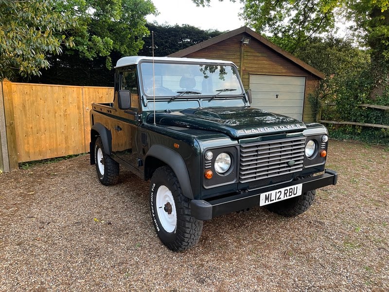 Rapid Classics: Eine Suche. Alle Oldtimer. 16 » Rapid Classics: Eine Suche. Alle Oldtimer. 2012 Land Rover Defender 90 Pickup Aintree Green