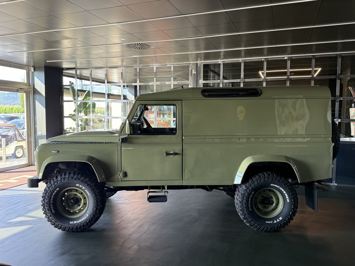 2000 Land Rover Defender Green Manual, 5 speed Right Hand Drive in ...