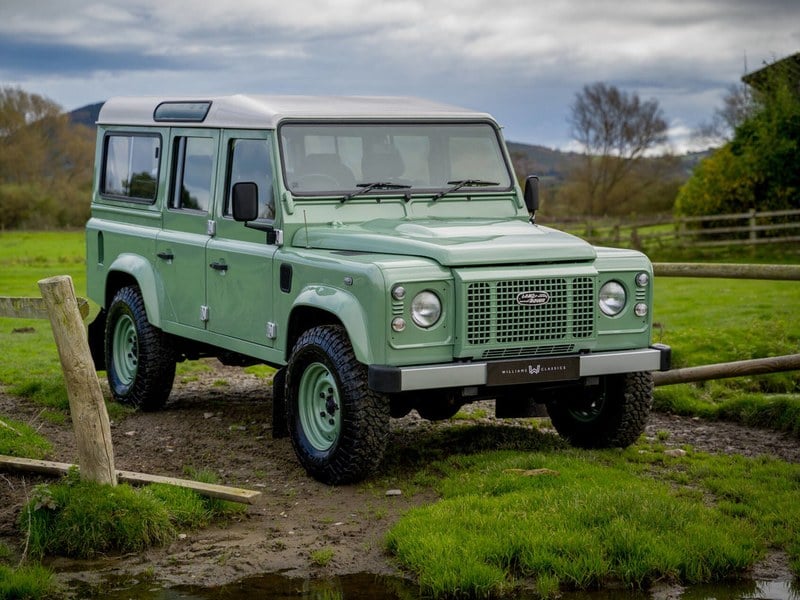 Land Rover Defender 110 Station Wagon Heritage Edition