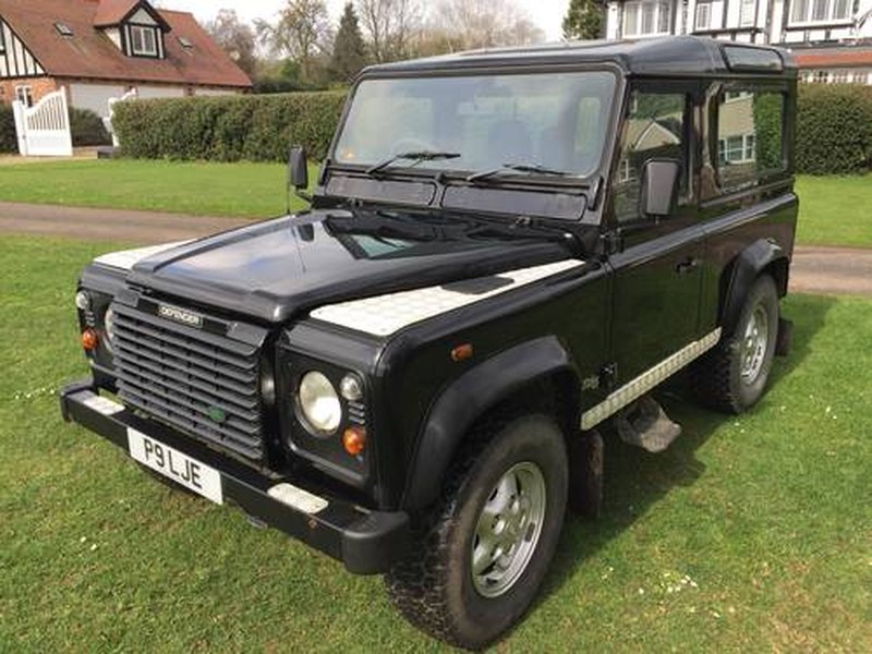 2000/X Defender 90 TD5 CSW in black with aircon+low miles