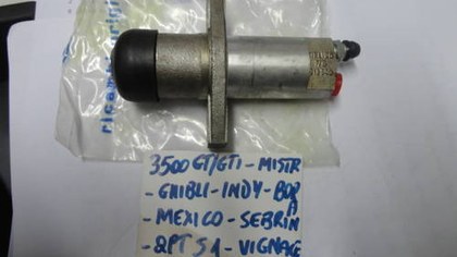 Clutch slave cylinder for Maserati 3500
