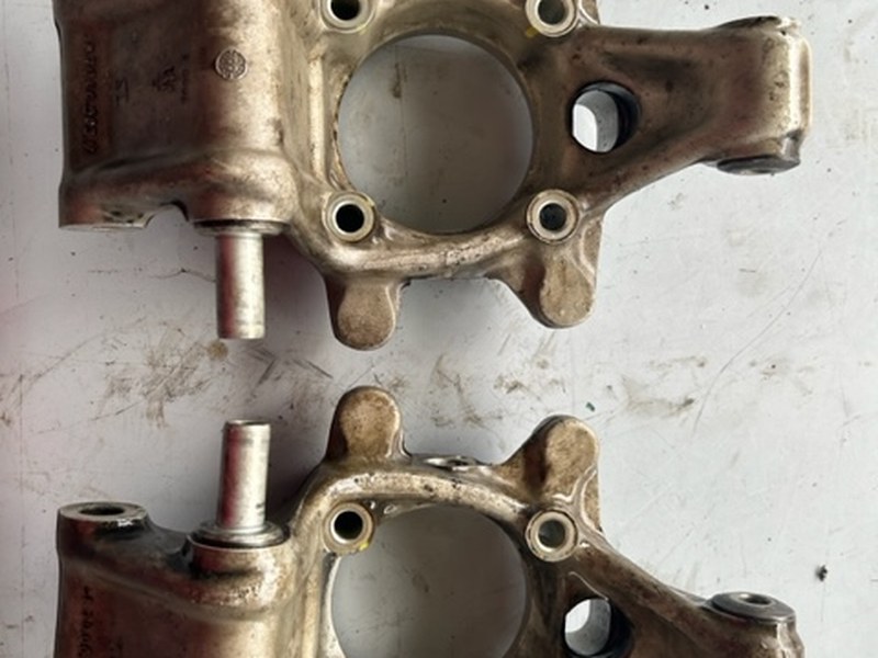 Rear hub carriers for Maserati 3200 GT