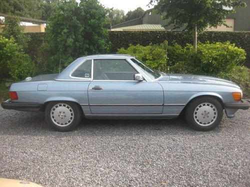 1988 Mercedes SL560 Cabrio Model 107 in Nice Diamond Bluemetallic For Sale