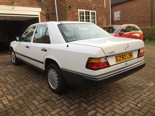 1988 Mercedes 260E W124 Arctic White In vendita