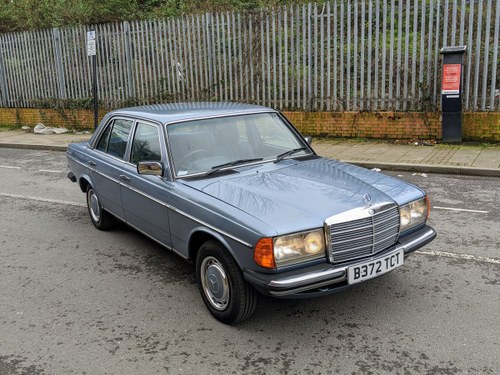 Mercedes 230E W123 manual 1985 classic A vendre