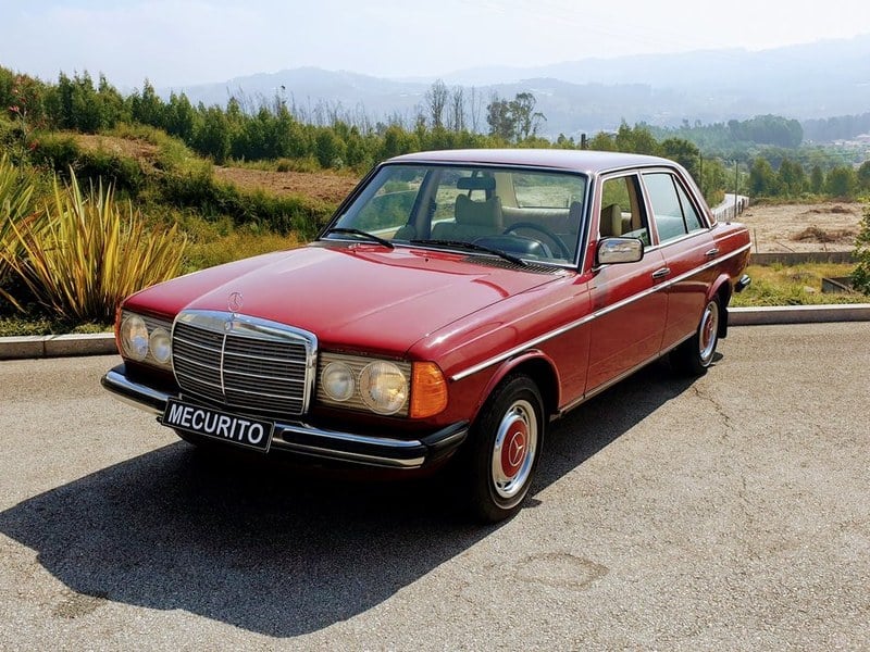 Mercedes W123 230 Limousine - 1977