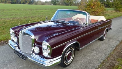 Mercedes-Benz 300 SE Convertible - rare in this colorway
