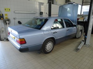 1991 Superb - 260E Mercedes W124 Pearl Blue Saloon VENDUTO