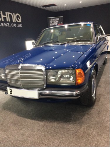 1985 Perfect restored Mercedes 200 2.0 In vendita