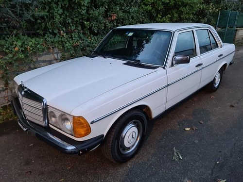 1982 MERCEDES 200 PETROL W123 ONE OWNER SERVICE BOOK For Sale