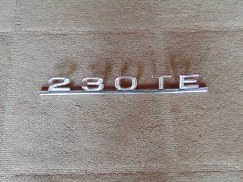MERCEDES W123 230 TE BADGE In vendita